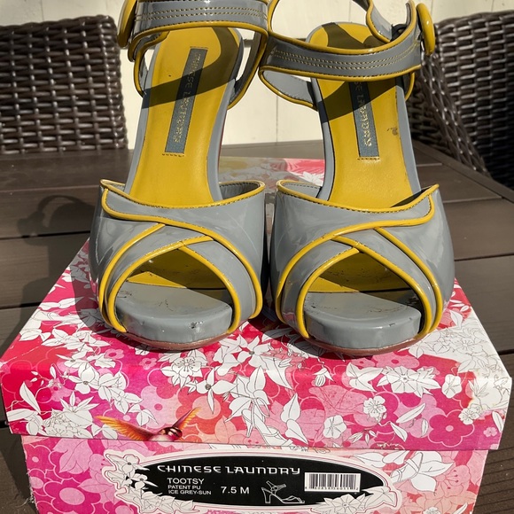 Chinese Laundry Tootsy Patent Pump - Picture 5 of 5